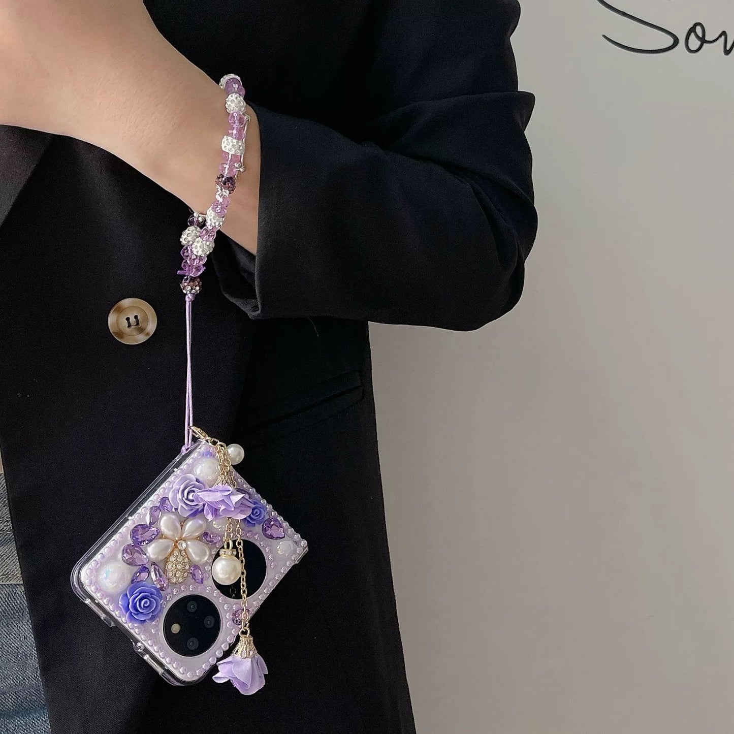 Suitable for Android phone cases featuring beaded flower wrist straps.