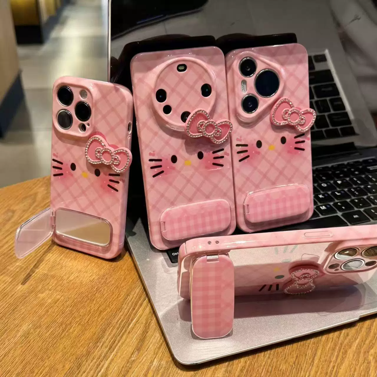 Étui de téléphone rose à carreaux avec un chat et un nœud