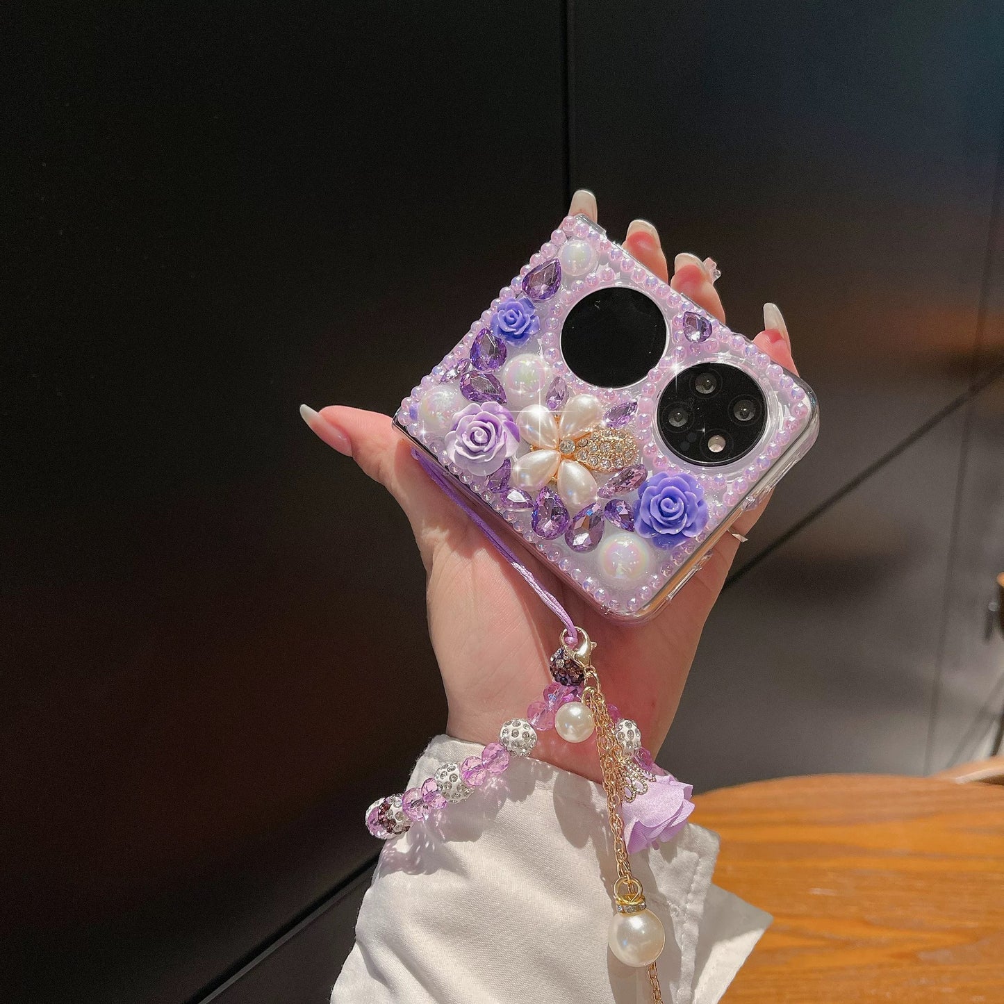 Suitable for Android phone cases featuring beaded flower wrist straps.