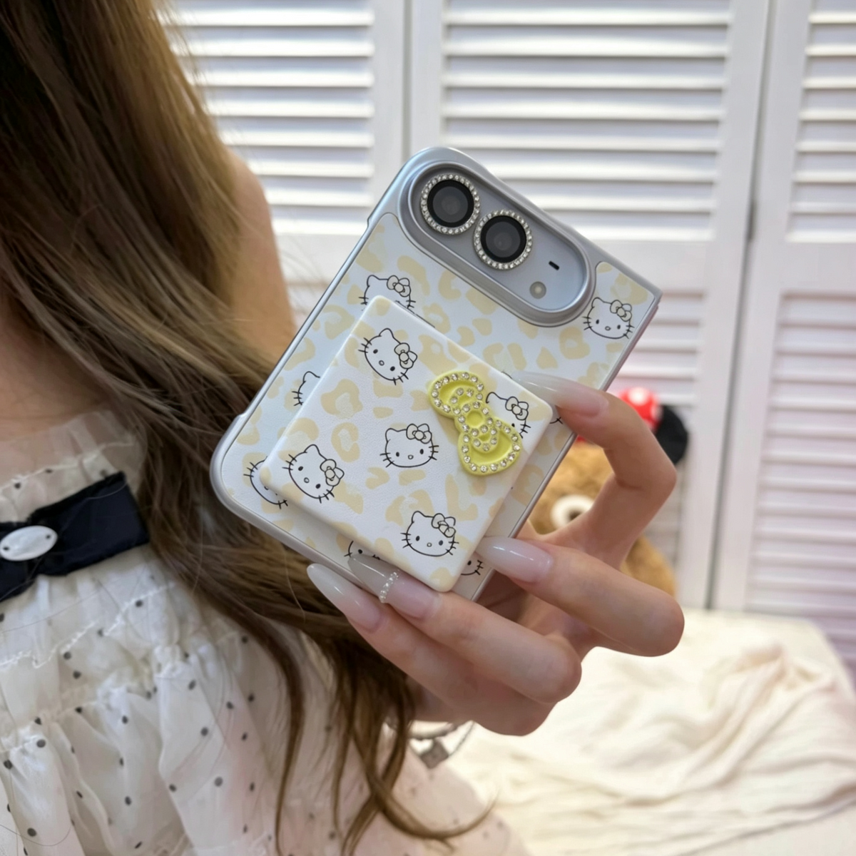 Premium-style foldable phone case featuring a leopard print, rhinestone accents, and a cat-shaped mirror.