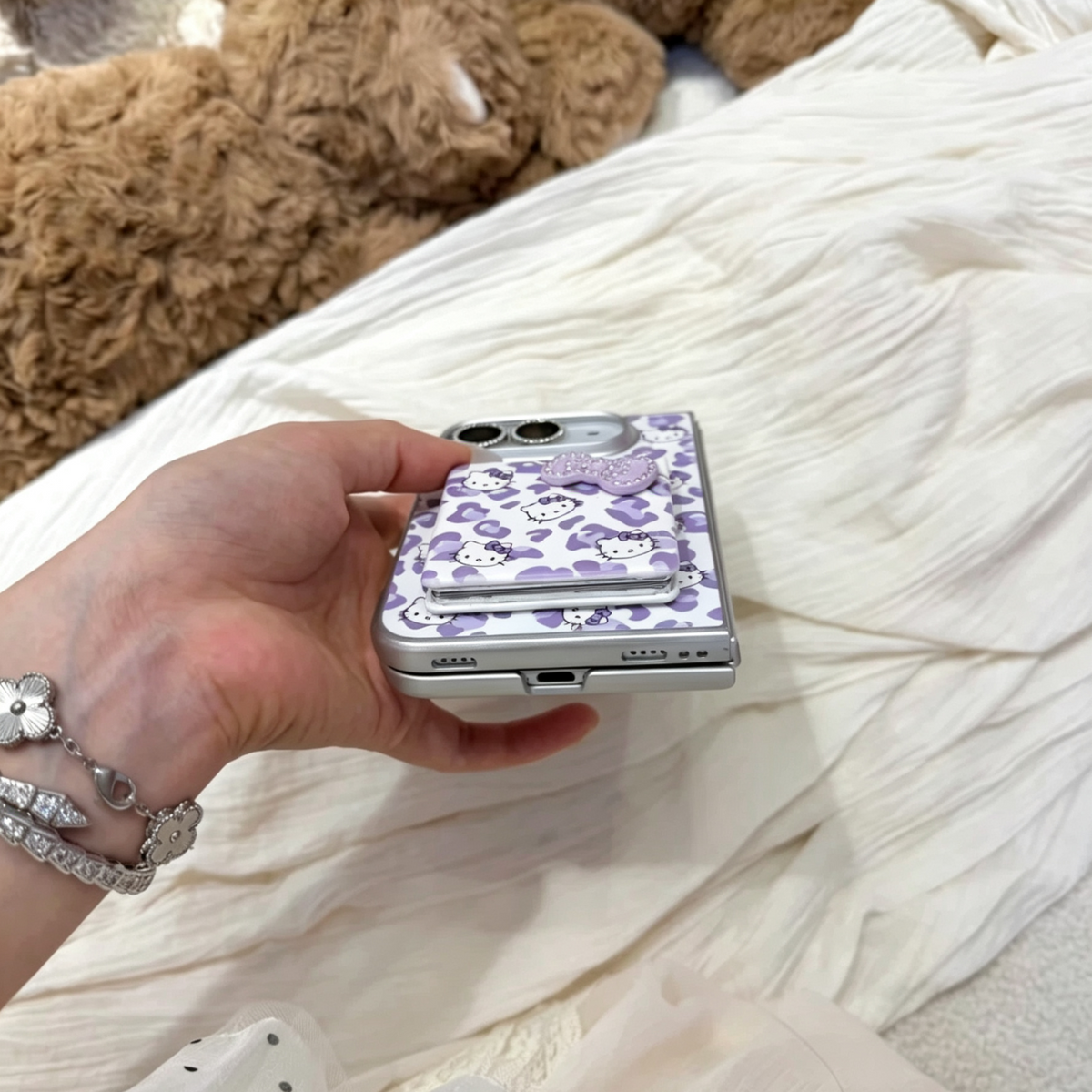 Premium-style foldable phone case featuring a leopard print, rhinestone accents, and a cat-shaped mirror.