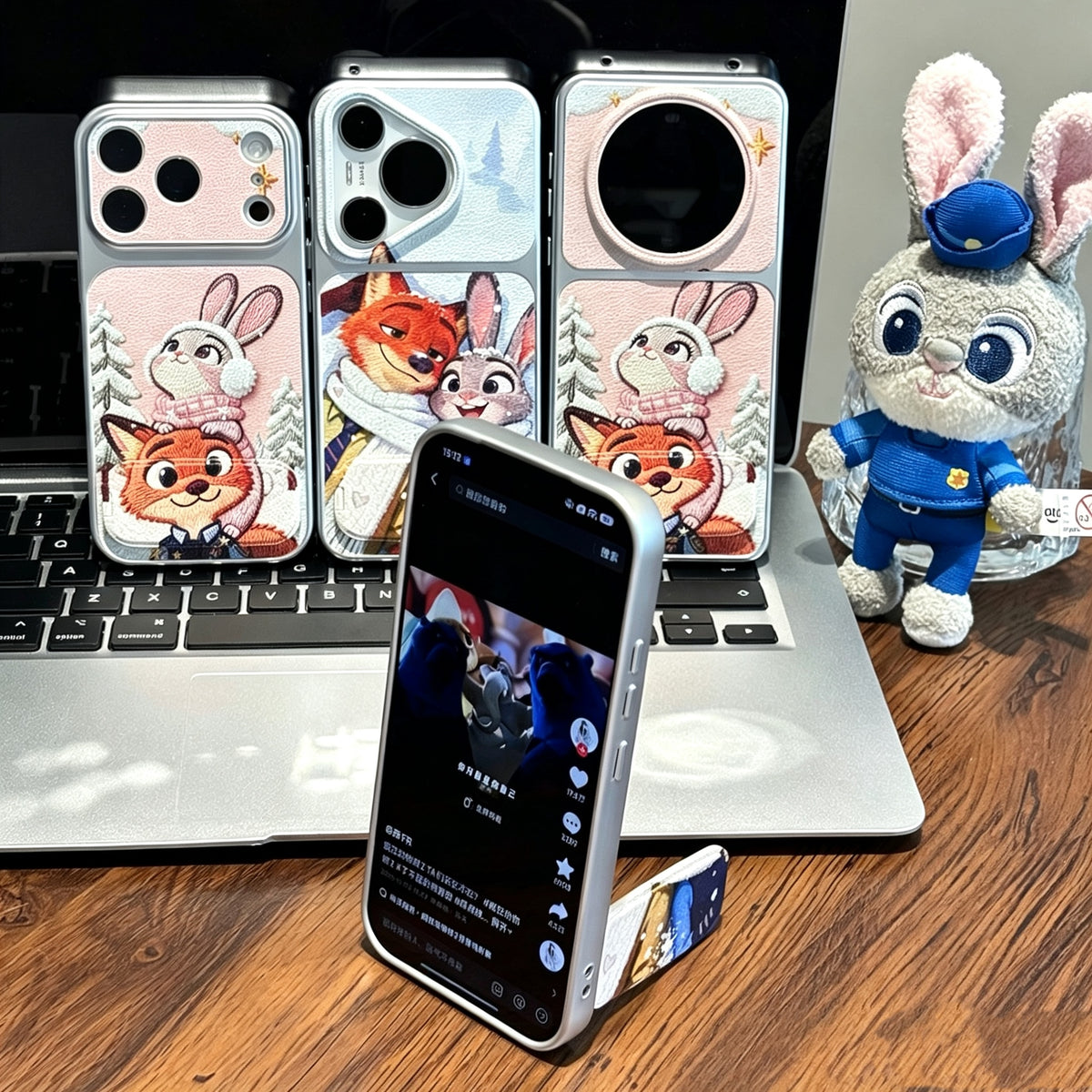 Couple's Judy & Nick Mirror Stand Phone Case