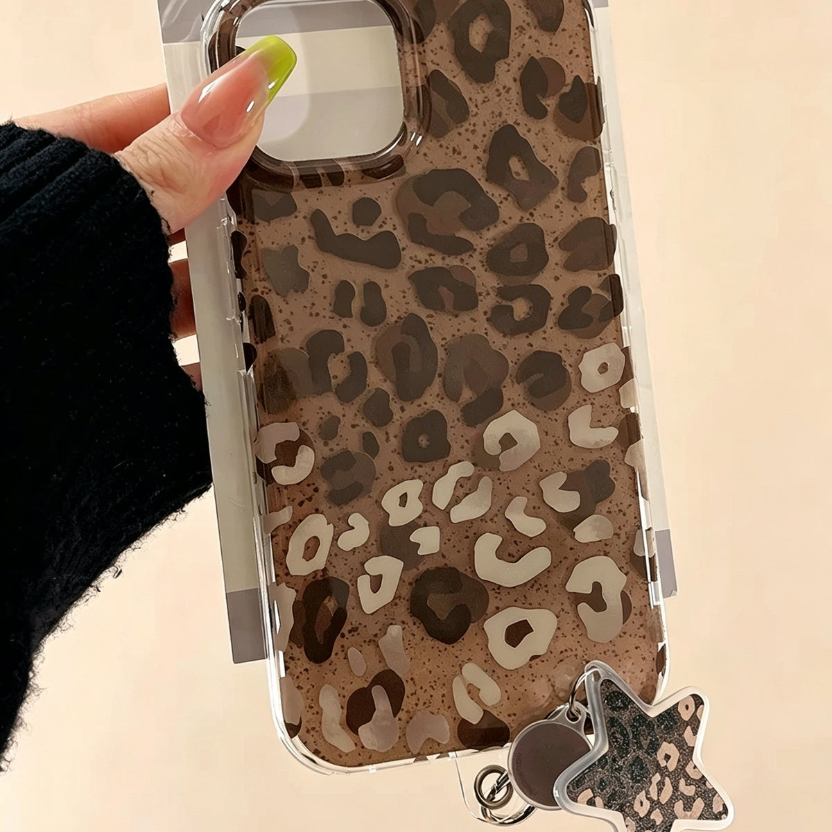 "Sweet-and-cool" leopard print phone case for the trendy "Insta-babe" look.