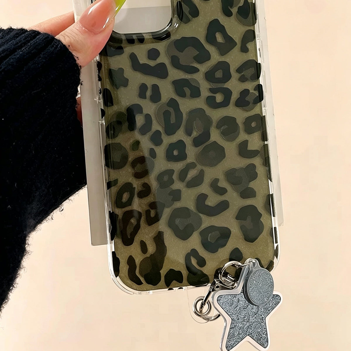 "Sweet-and-cool" leopard print phone case for the trendy "Insta-babe" look.