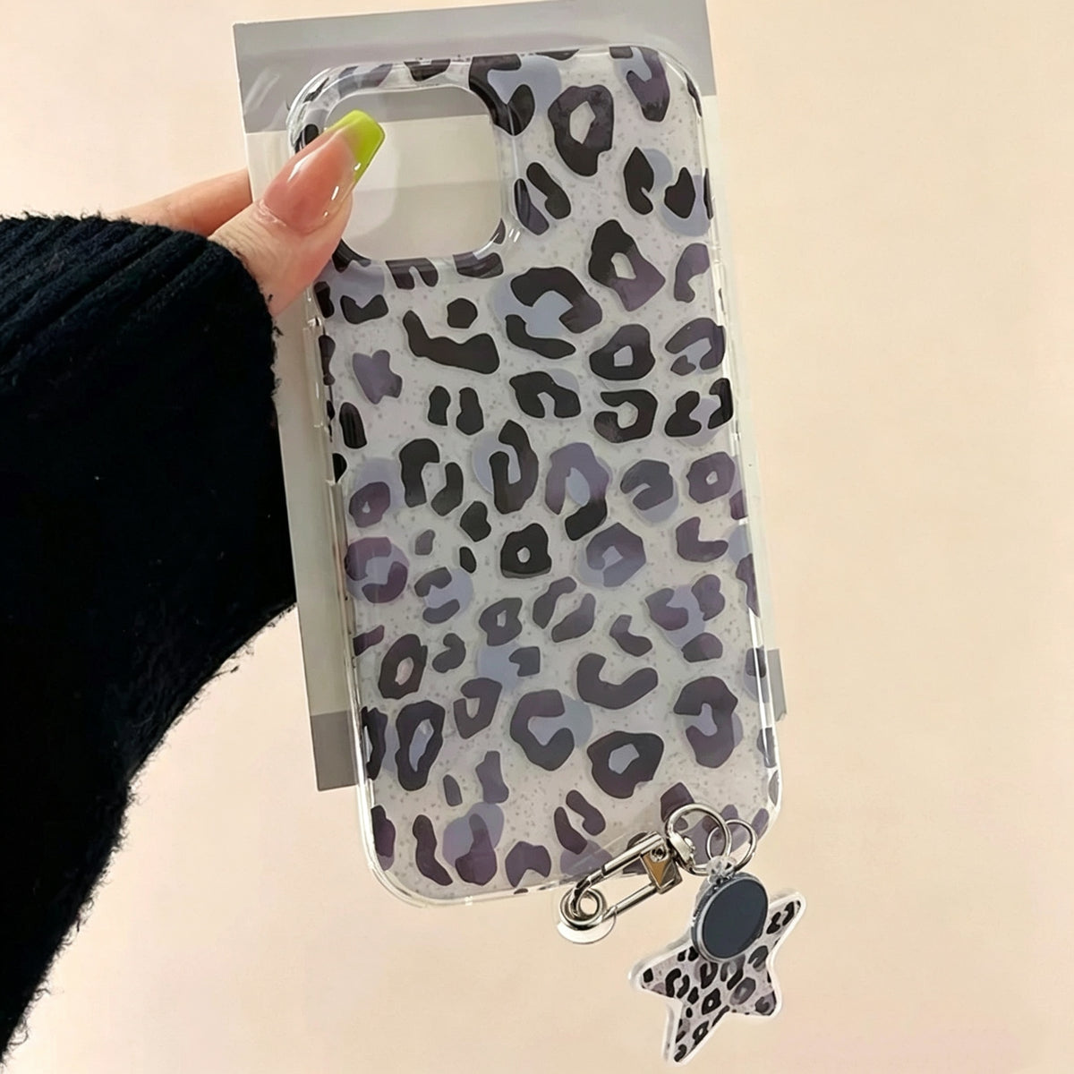 "Sweet-and-cool" leopard print phone case for the trendy "Insta-babe" look.
