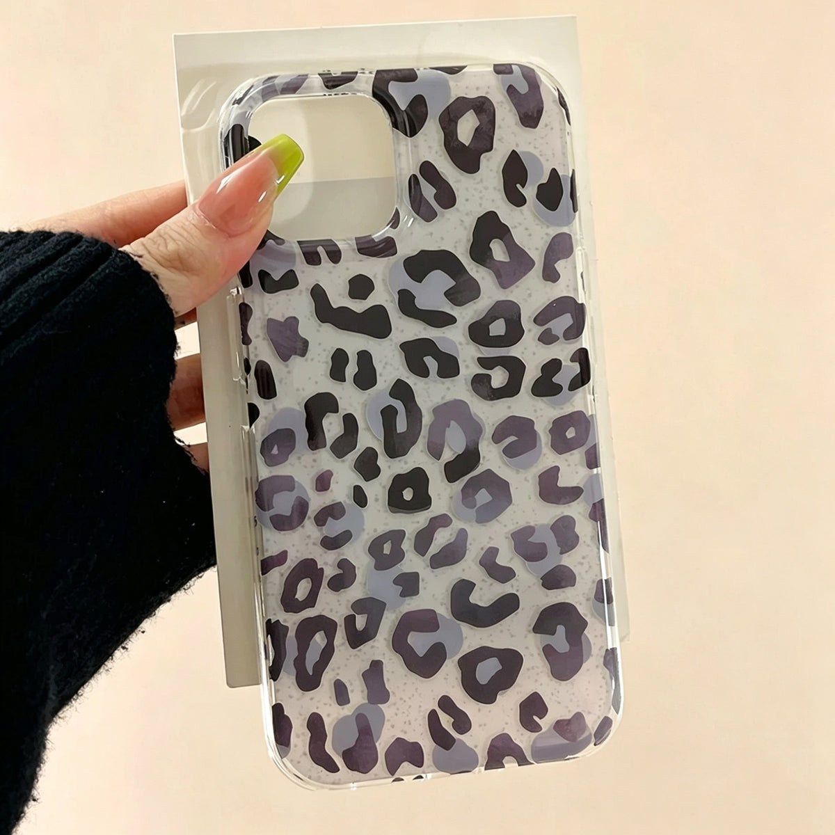 "Sweet-and-cool" leopard print phone case for the trendy "Insta-babe" look.
