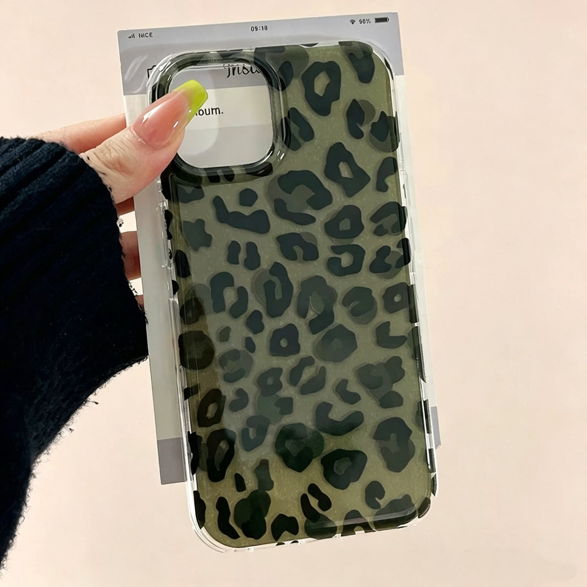 "Sweet-and-cool" leopard print phone case for the trendy "Insta-babe" look.