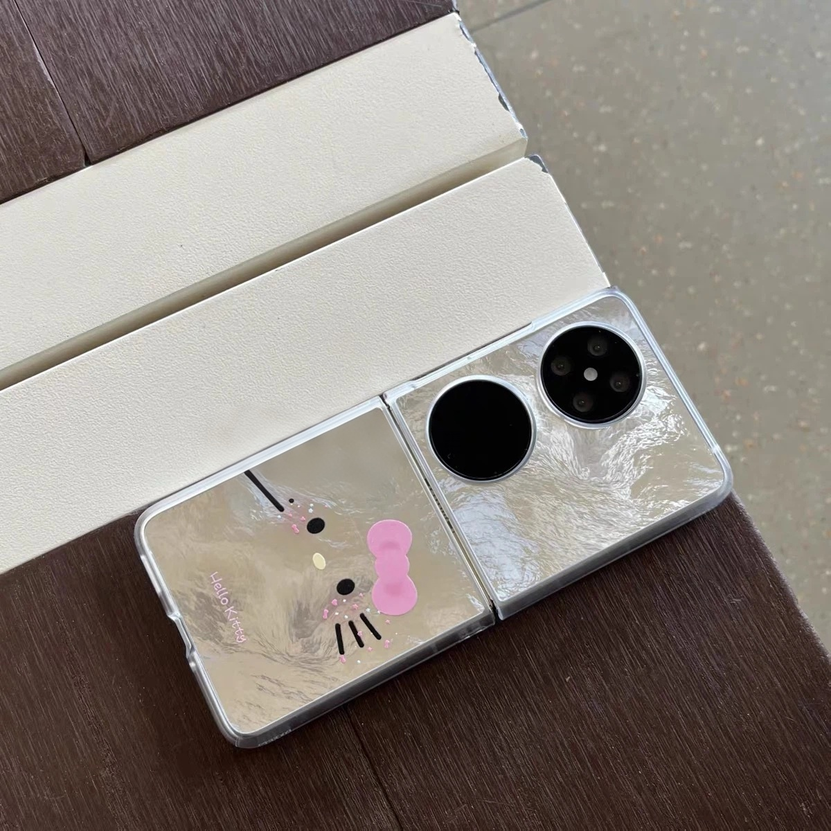 "Feather-texture" Hello Kitty folding-screen phone case for Android devices (designed for larger-format phones)