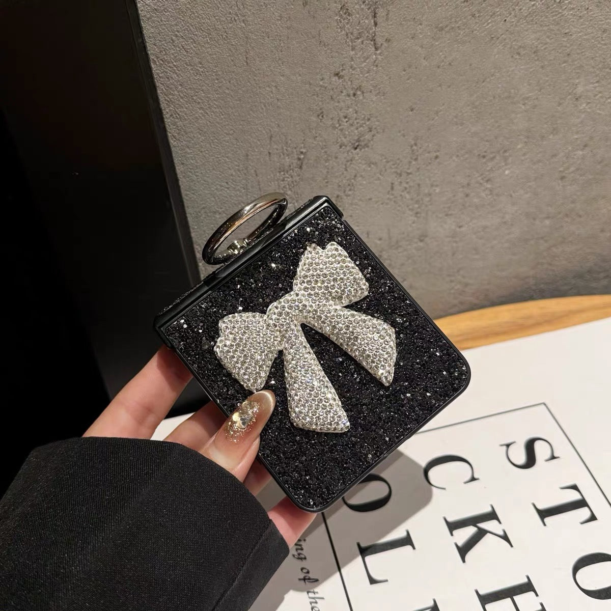 Suitable for Hello Kitty foldable phone cases featuring a silver rhinestone bow and mirror