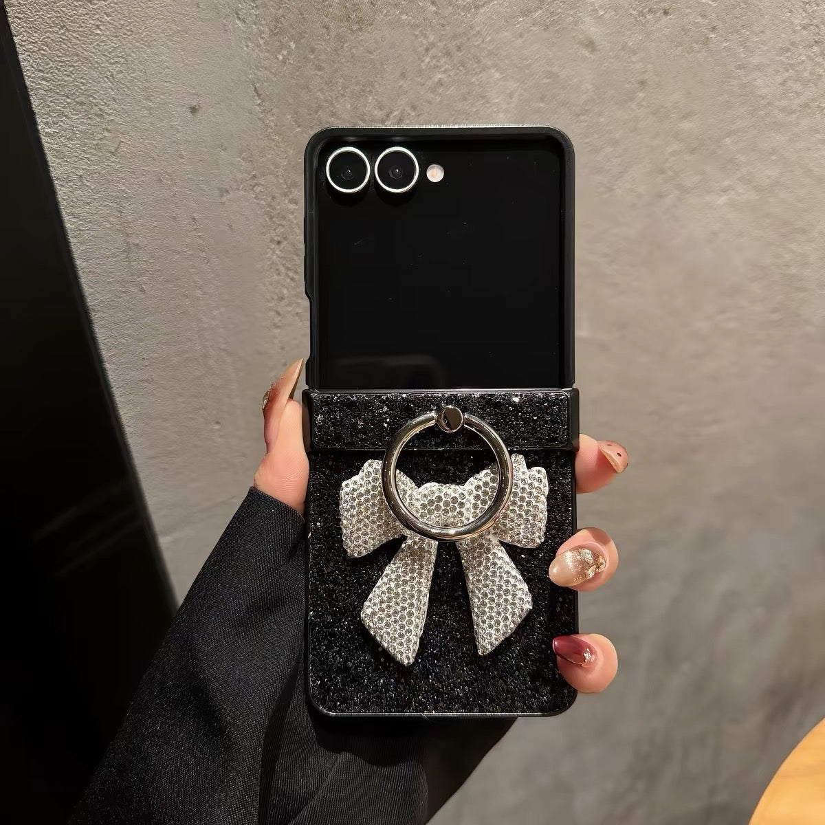 Suitable for Hello Kitty foldable phone cases featuring a silver rhinestone bow and mirror