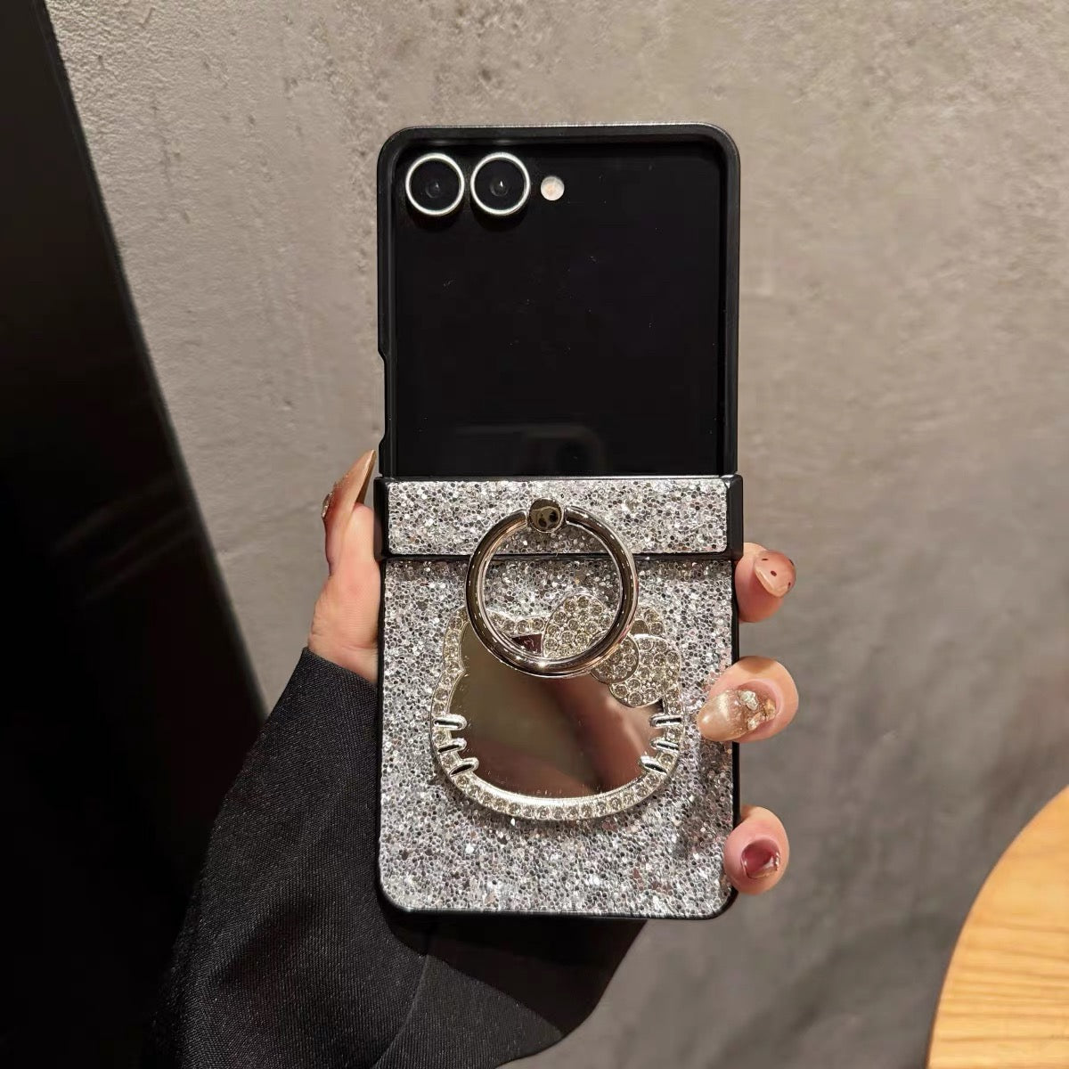 Suitable for Hello Kitty foldable phone cases featuring a silver rhinestone bow and mirror