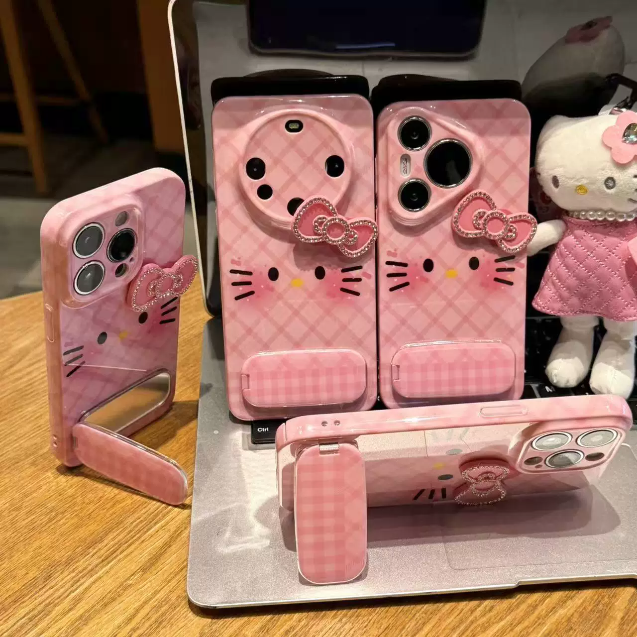 Étui de téléphone rose à carreaux avec un chat et un nœud