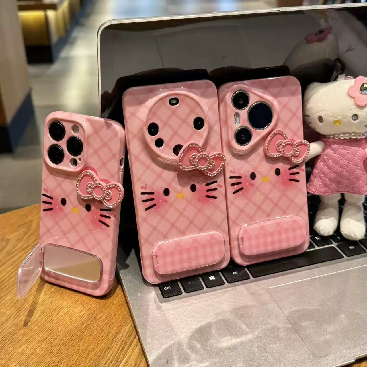 Étui de téléphone rose à carreaux avec un chat et un nœud