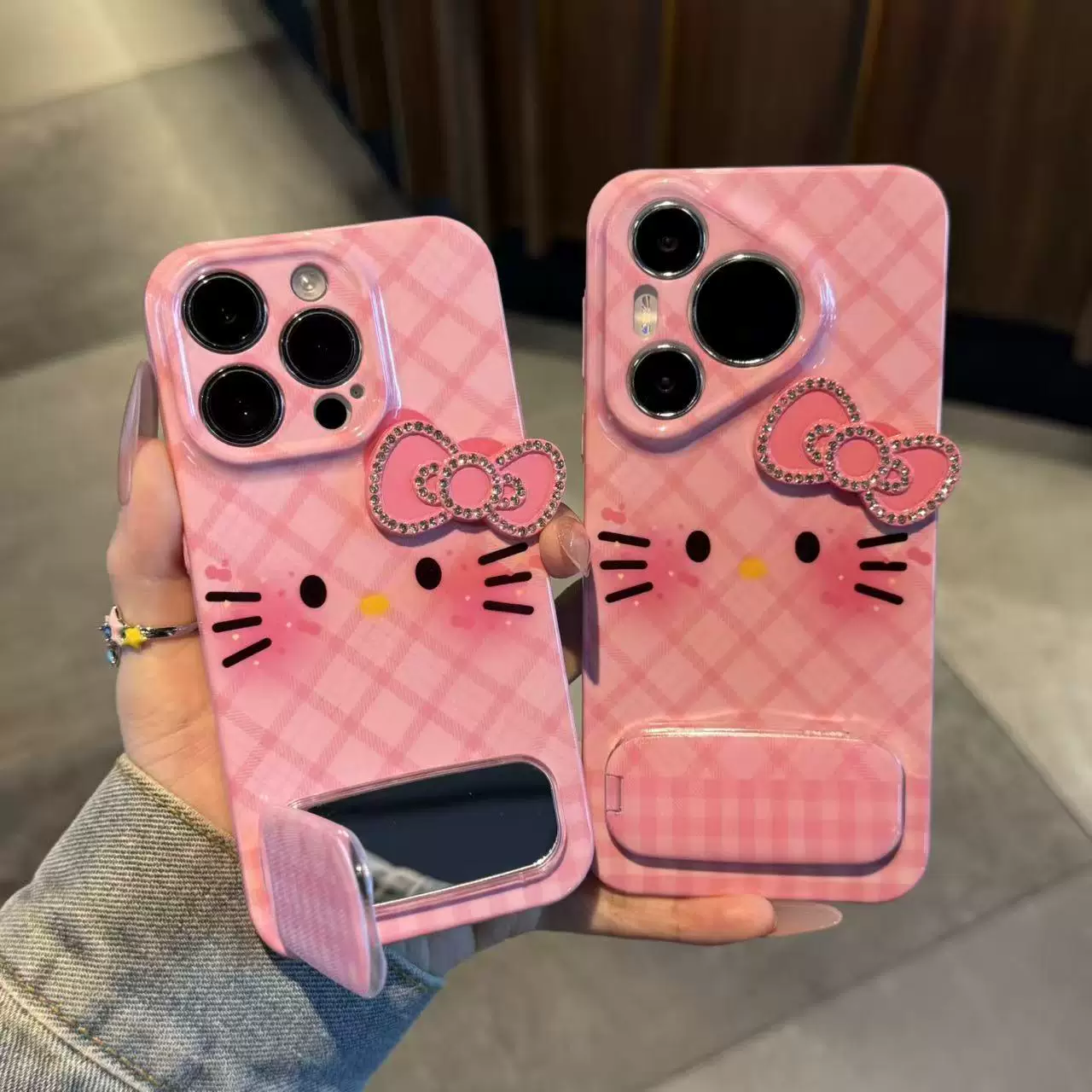 Étui de téléphone rose à carreaux avec un chat et un nœud