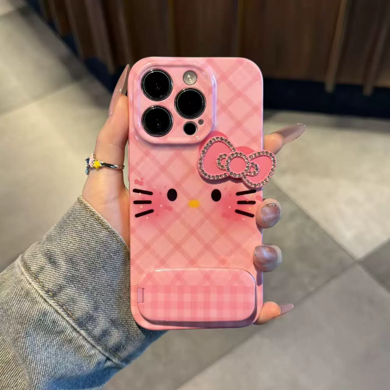 Étui de téléphone rose à carreaux avec un chat et un nœud